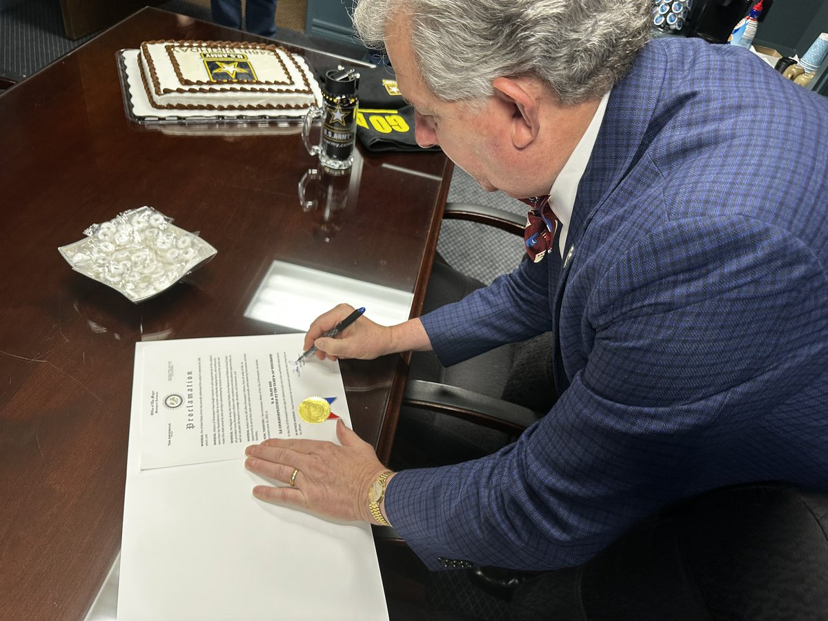 loveshreveport1's tweet photo. Happy 248th Birthday to the @USArmy ! 🖤💛

Today Mayor Arceneaux proclaimed June 14, 2023, as U. S. ARMY DAY in commemoration of the Army’s 248th birthday! #LoveShreveport 🇺🇸 https://t.co/zt5uvNimmA