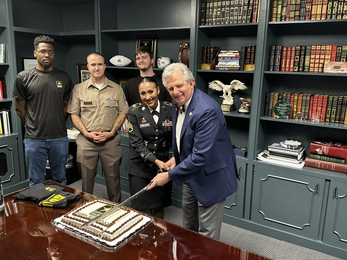 Happy 248th Birthday to the <a href="/USArmy/">U.S. Army</a> ! 🖤💛

Today Mayor Arceneaux proclaimed June 14, 2023, as U. S. ARMY DAY in commemoration of the Army’s 248th birthday! #LoveShreveport 🇺🇸