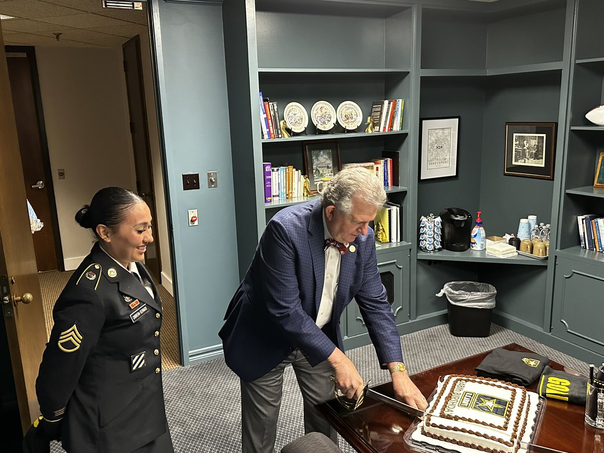 loveshreveport1's tweet photo. Happy 248th Birthday to the @USArmy ! 🖤💛

Today Mayor Arceneaux proclaimed June 14, 2023, as U. S. ARMY DAY in commemoration of the Army’s 248th birthday! #LoveShreveport 🇺🇸 https://t.co/zt5uvNimmA