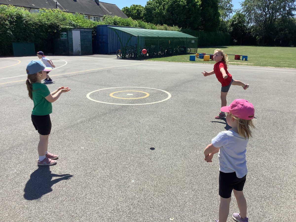 🐇 love being physically active and developing our throwing skills 🎾👏👏#strivingforexcellence #teamcroxby