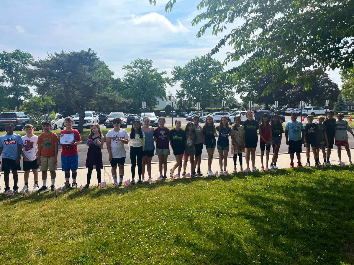 Happy Flag Day! Today we started our day with a beautiful ceremony. Then we created our own collaborative flag in the classroom. #ProudToBeAnAmerican 🇺🇸