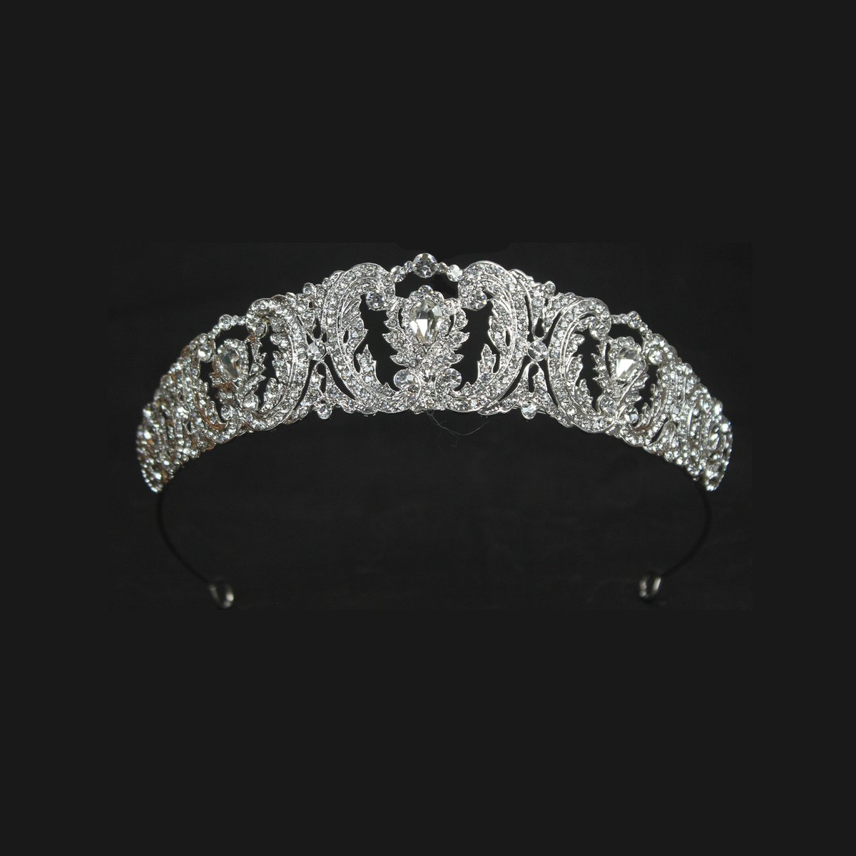 Baroque Style Bridal Tiara | Silver Encrusted Wedding Tiara | Isabella #bridetobe2021 #2022bride
Buy here tiarasandco.co.uk/product-page/i…