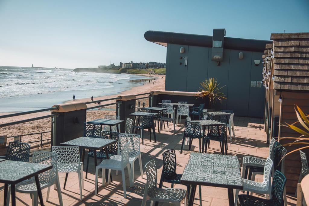 ViewTynemouth's tweet image. The summer is finally here!
Whether you choose to enjoy the sunshine from our deckchairs on the beach, from the huts on our terrace or from our glass fronted restaurant, we know you'll go home wanting to come straight back!😀
#longsandsbeach #theviewrestaurant #theviewtynemouth