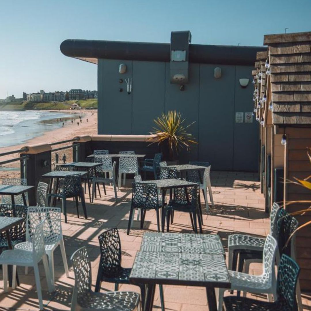 ViewTynemouth's tweet image. The summer is finally here!
Whether you choose to enjoy the sunshine from our deckchairs on the beach, from the huts on our terrace or from our glass fronted restaurant, we know you'll go home wanting to come straight back!😀
#longsandsbeach #theviewrestaurant #theviewtynemouth