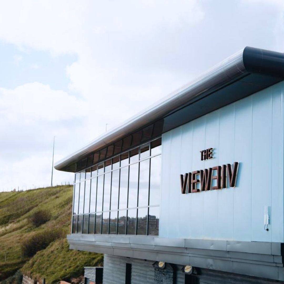 ViewTynemouth's tweet image. The summer is finally here!
Whether you choose to enjoy the sunshine from our deckchairs on the beach, from the huts on our terrace or from our glass fronted restaurant, we know you'll go home wanting to come straight back!😀
#longsandsbeach #theviewrestaurant #theviewtynemouth
