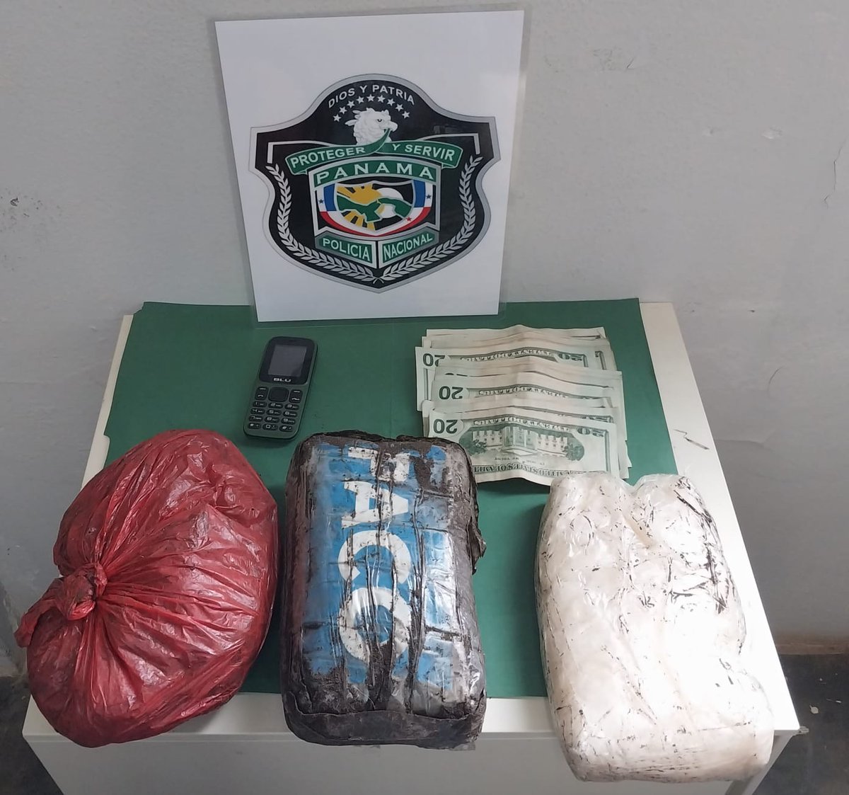 policiadepanama's tweet photo. #LosSantos | Tras diligencia de allanamiento en Pedasí, unidades de la D.N.A.D. decomisan tres paquetes rectangulares con presunta sustancia ilícita, más de B/.300.00 en efectivo, resultando aprehendida una persona. #ContraElDelito https://t.co/y1u2IMfwXg