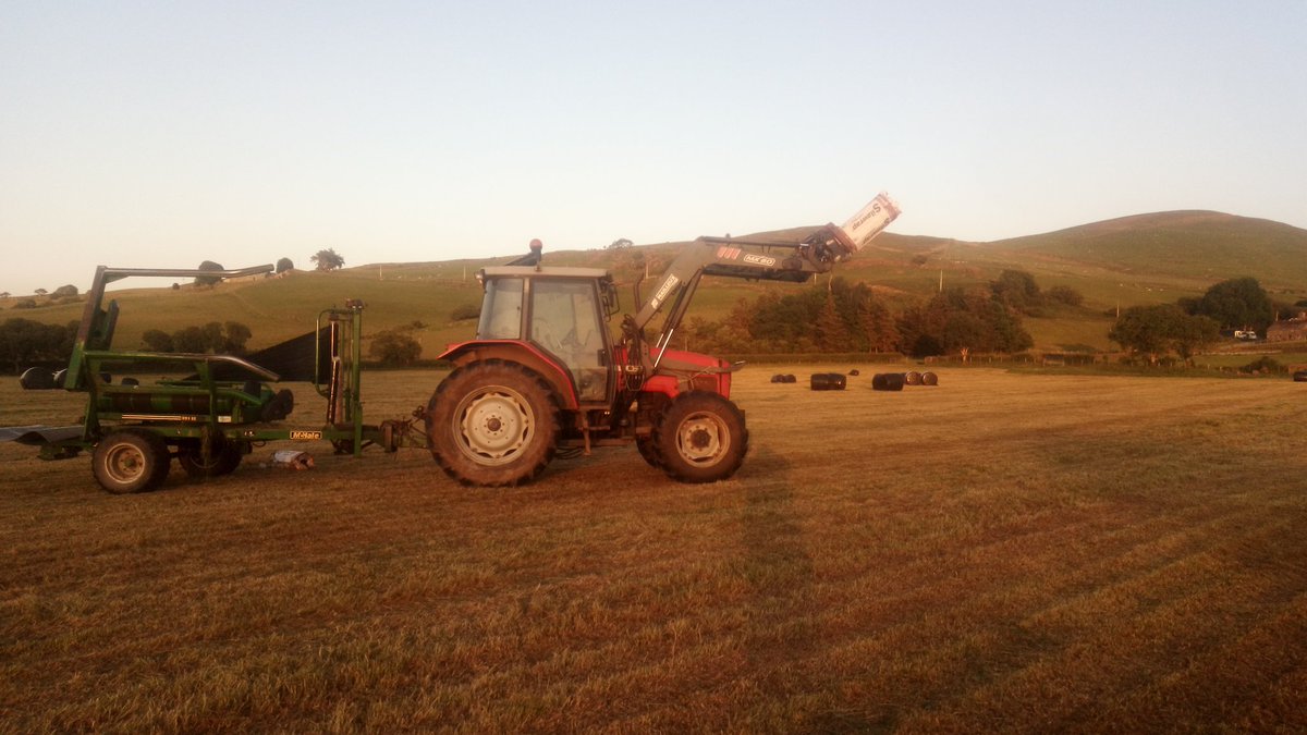 Mae ne wbeth amdan adeg cynheuaf ar ol gorffen lapio a sefyll tu allan a cael gwrando ar yr adar man yn canu min nos .  Stood for 5 mins after finishing laping the bales complete silence except for the Brids tweeting away in the summer evening.