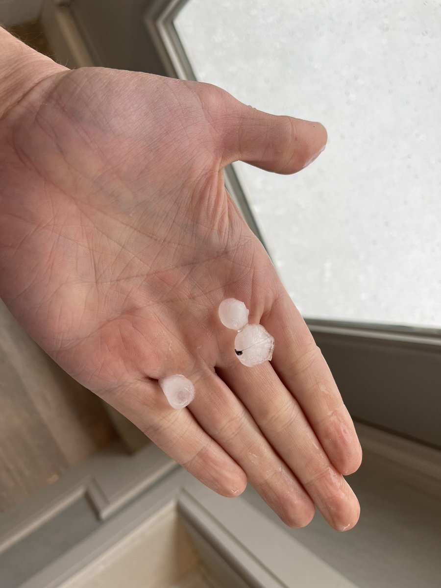 BTBearsCage's tweet photo. @NWS_MountHolly Pea-to-marble sized hail falling in Northern Liberties https://t.co/zdEhO69wBe