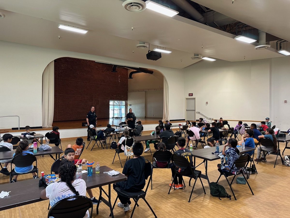 DPDNWNPO's tweet photo. Visiting the summer programs @DallasParkRec and speaking to kids about safety. https://t.co/tS1l3BAeIZ