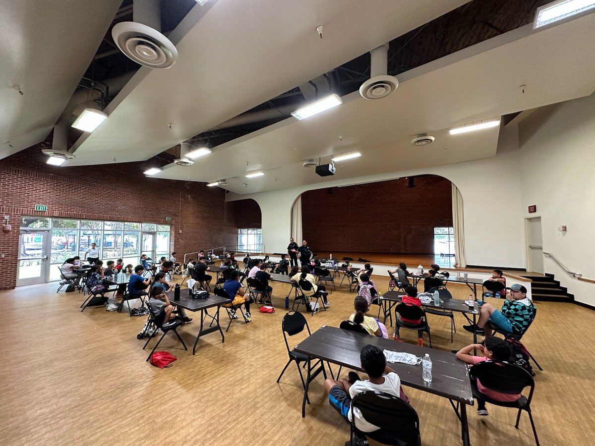 DPDNWNPO's tweet photo. Visiting the summer programs @DallasParkRec and speaking to kids about safety. https://t.co/tS1l3BAeIZ