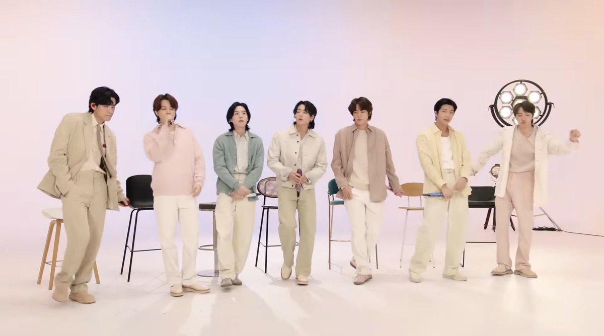 Gurling88's tweet photo. Just curious, any #BTSARMY got it correct in guessing as to who sits on each chair? 😁
#TakeTwo_FestaParty
#10yearswithBTS https://t.co/XM9qP7mln4