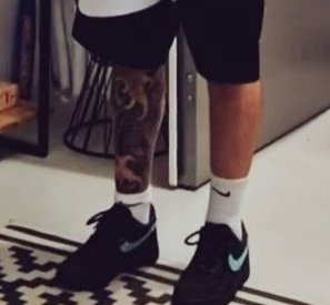 Ginevra94102571's tweet photo. No raga ma io me ne sto accorgendo ora, ma qualcuno gli alzi quei cazzo di calzini vi prego, ma poi perché sempre lo stesso lato muoio https://t.co/8ayZzrM4Bi