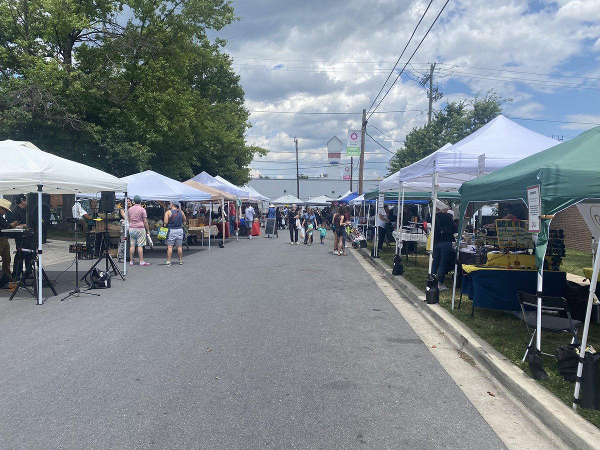 SAFSFunders's tweet photo. It’s site visit day at the #2023SAFSFForum! One of our groups visited the Crossroads Farmers Market. The market was founded in 2007 to make fresh, healthy food more affordable and more accessible to residents of the Takoma/Langley Crossroads community. #WasingtonDC #FarmersMarket https://t.co/F2ePuMbCZV