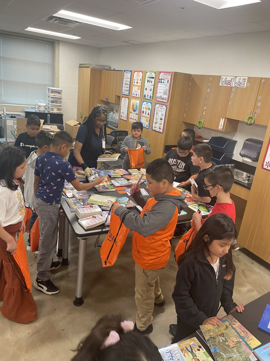 MlynnMattique's tweet photo. Summer Cool Pop Up Books, kids are excited about free books. @DISD_Libraries @BHMaconDISD @DallasisdE @L_G_Hdz  #DISDPopUpBooks #SummerReading https://t.co/n3QLgbo5r5