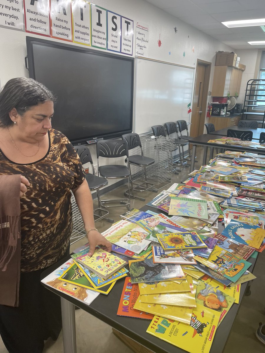 MlynnMattique's tweet photo. Summer Cool Pop Up Books, kids are excited about free books. @DISD_Libraries @BHMaconDISD @DallasisdE @L_G_Hdz  #DISDPopUpBooks #SummerReading https://t.co/n3QLgbo5r5