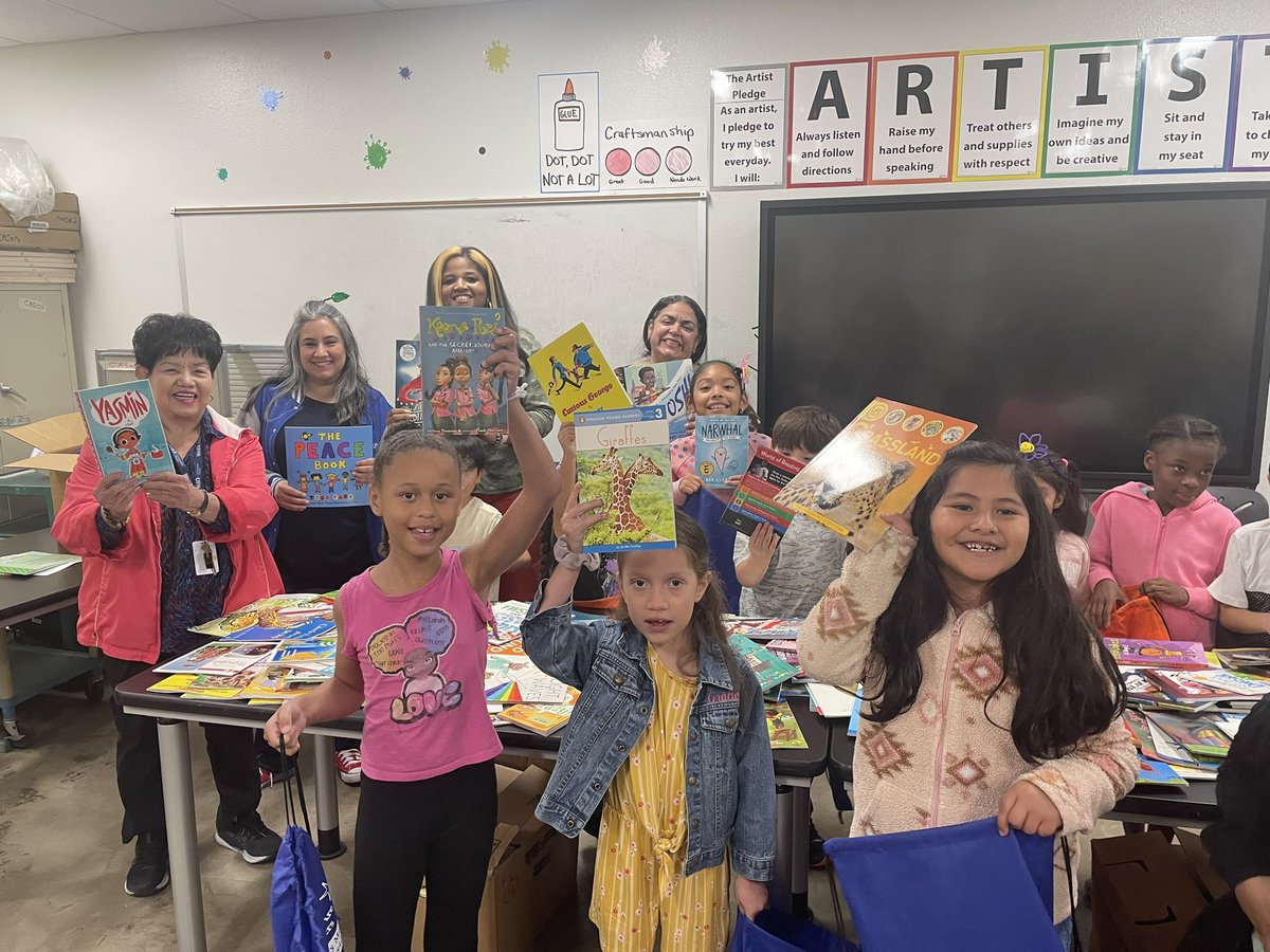 MlynnMattique's tweet photo. Summer Cool Pop Up Books, kids are excited about free books. @DISD_Libraries @BHMaconDISD @DallasisdE @L_G_Hdz  #DISDPopUpBooks #SummerReading https://t.co/n3QLgbo5r5
