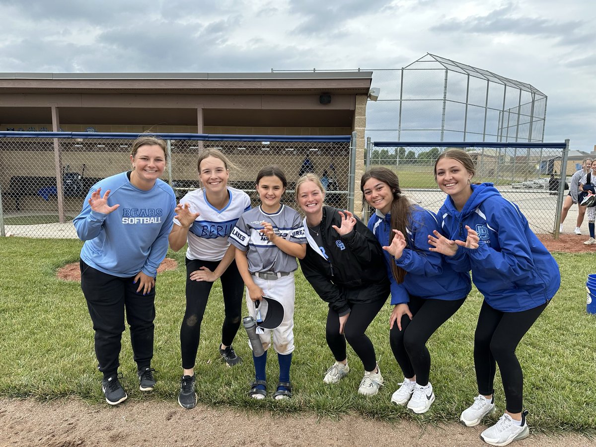 BerlinBearsSB's tweet photo. Our summer youth camp would not happen without our current high school athletes, coaches, and alumni! Thank you for helping spread your knowledge and love for the game! #BearFam https://t.co/4NADzrJ0Qb