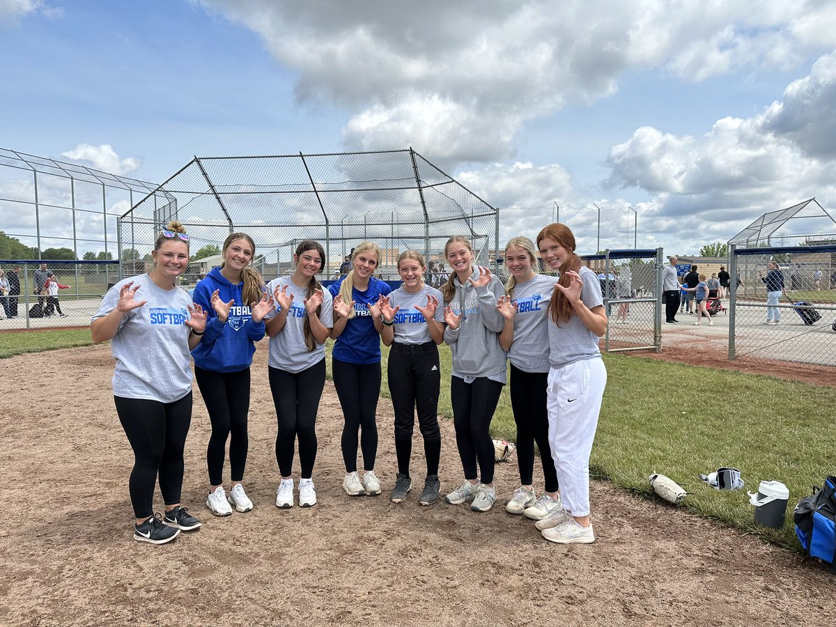 BerlinBearsSB's tweet photo. Our summer youth camp would not happen without our current high school athletes, coaches, and alumni! Thank you for helping spread your knowledge and love for the game! #BearFam https://t.co/4NADzrJ0Qb
