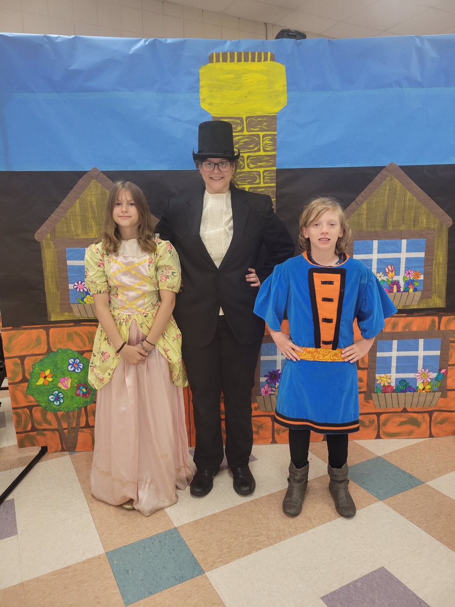 MusicRlf's tweet photo. The Cast and Crew are ready for their big performance tonight! "RATS! The Story of the Pied Piper" is at 7:00 in the Lafayette HS Cafeteria! @EagleRebel_630 https://t.co/SSuXrWah83