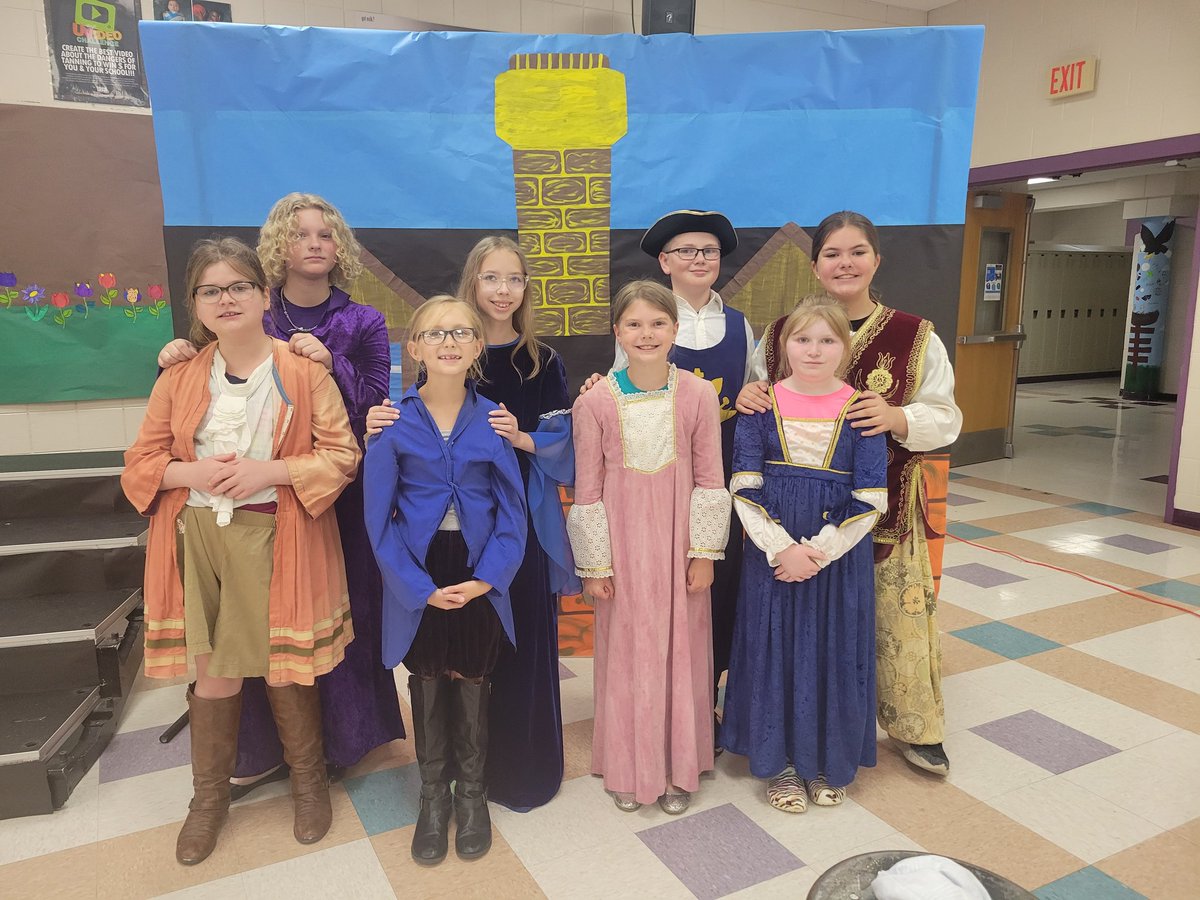 MusicRlf's tweet photo. The Cast and Crew are ready for their big performance tonight! "RATS! The Story of the Pied Piper" is at 7:00 in the Lafayette HS Cafeteria! @EagleRebel_630 https://t.co/SSuXrWah83