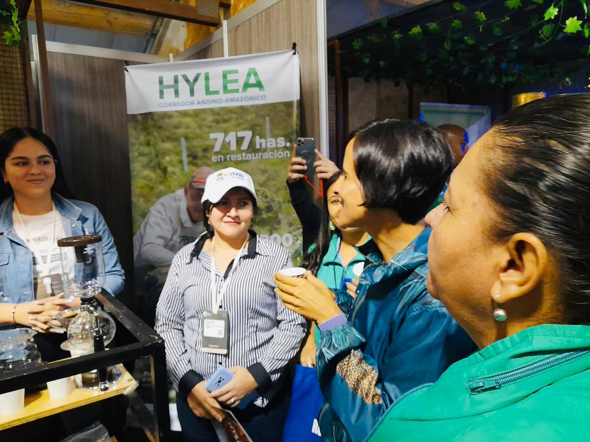 CIColombia's tweet image. En #FIMA @MinAmbienteCo @susanamuhamad  visitó nuestro stand de HYLEA y conoció los detalles del programa y su impacto en el corredor Andino -Amazónico. Destacó alianzas y felicitó a los productores por su trabajo. 

@Corpoamazonia1  @CAMHUILA Gran Tierra Energy @CorferiasBogota