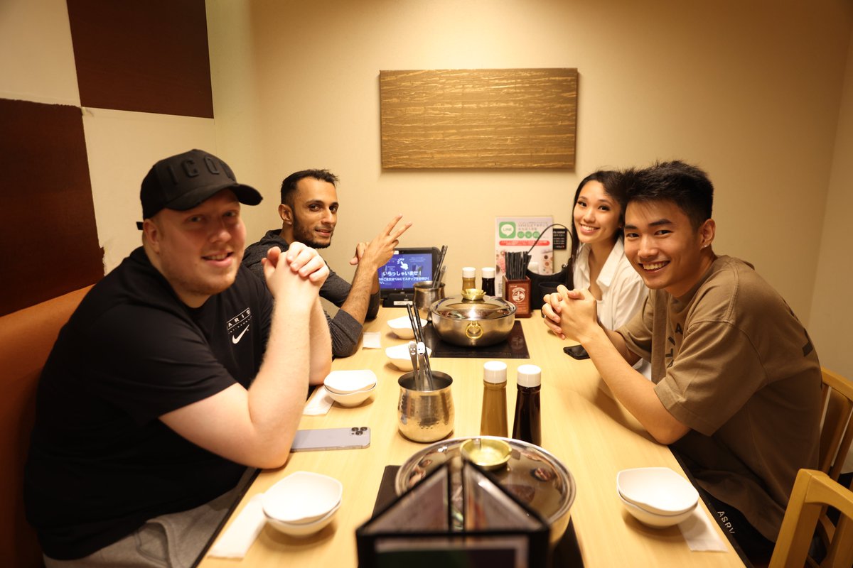 family dinner before fnatic is expected to win the event ❤️