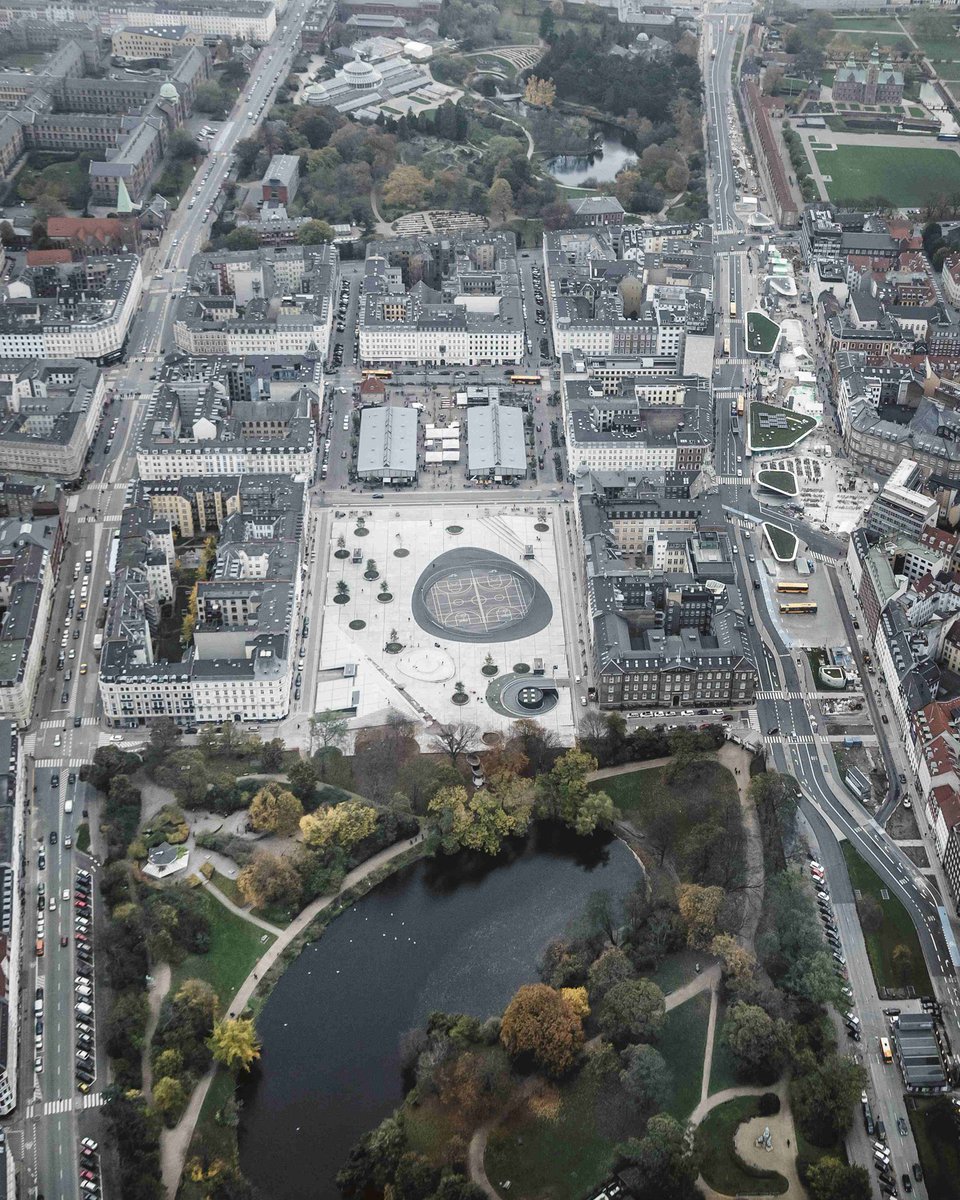 denmarkdotdk's tweet image. Multifunctional architecture materialised - Israels Plads in Copenhagen serves as schoolyard, basketball court, underground parking and forms part of the city's #liveable and #climateadaption design guiding stormwater to the nearby park.
📷Rasmus Hjortshøj/COAST