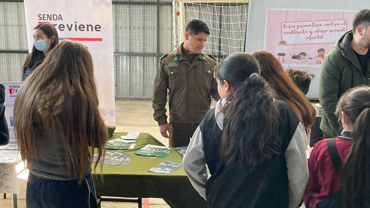 Carab_Maule's tweet photo. #PARRAL:Durante este miércoles, Carabineros de la Tenencia de #Retiro participó junto a otras instituciones de una Feria de Seguridad, organizada por el Colegio #Ajial; a través de un stand orientaron a los alumnos sobre diferentes materias de seguridad y autocuidado👮🏻👬👭🏫💚. https://t.co/A8WY2OcO13