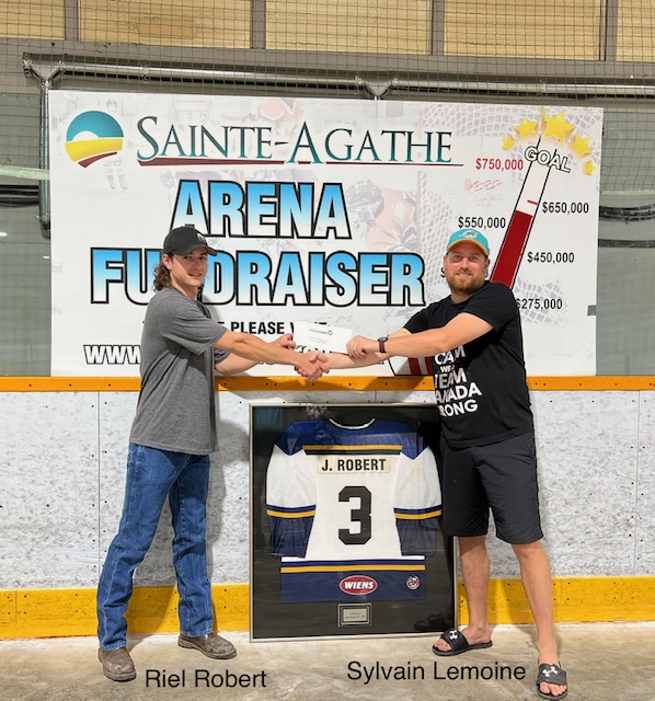 SteAgatheWeb's tweet photo. En mémoire de leur cher fils et frère, Gérald, Lynne et Riel Robert sont fière de présenter 3,851$ à la campagne de prélèvement de fonds « Raise the Stick » de l’arène de Ste Agathe. Cette contribution provient de @francofonds ~ du Fonds commémoratif Justin Robert.

#SteAgatheMB https://t.co/WZfTeWqLaw