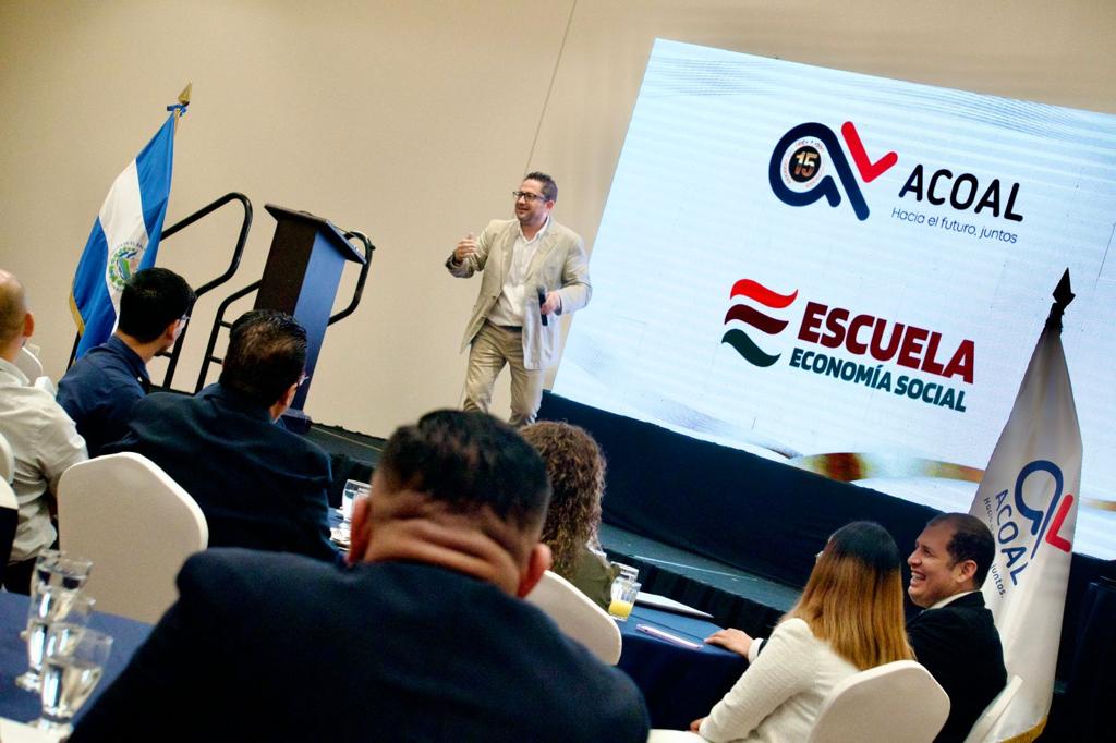 economia_social's tweet photo. En #SanSalvador dinamizando el evento organizado por la cooperativa @acoalderl que reunió a un grupo de cooperativas con el objetivo de estimular la conexión, la cooperación y las alianzas entre este tipo de entidades.
Con @davidbarreda_db
#interesescomunes #ideas #cooperación https://t.co/MwtrhVkneQ