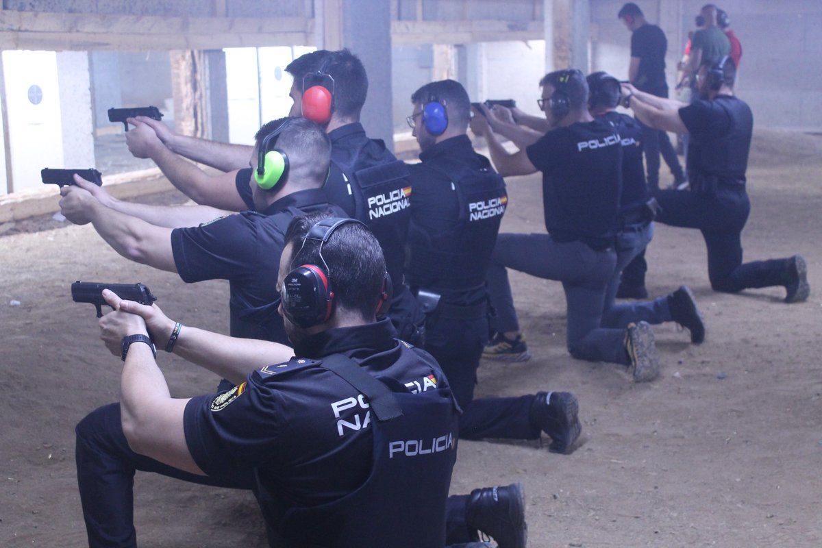 supcat1's tweet photo. 👍 Grandísimo curso de Tiro a cargo de @fppantebellum
Ante la ausencia de formación por parte de @policia,  @supcat1  organiza con #descuento exclusivo para #afiliados 💪🏻 los mejores cursos.
🤝Afíliate⤵️
https://t.co/tDHAEUEpHD
#SupLíderEnFormación https://t.co/tFFqPBWmQy