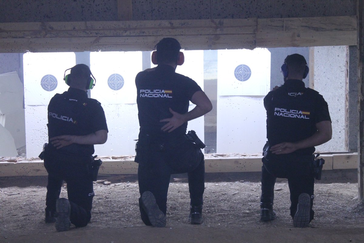 supcat1's tweet photo. 👍 Grandísimo curso de Tiro a cargo de @fppantebellum
Ante la ausencia de formación por parte de @policia,  @supcat1  organiza con #descuento exclusivo para #afiliados 💪🏻 los mejores cursos.
🤝Afíliate⤵️
https://t.co/tDHAEUEpHD
#SupLíderEnFormación https://t.co/tFFqPBWmQy