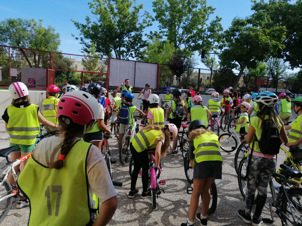 PrincipeCeip's tweet photo. En 3, 2, 1... On the road!!
Iniciamos marcha en bici acompañados de nuestra muy querida policía local dentro del programa de educación vial de @sansecomunica https://t.co/K2J8HxKJxi