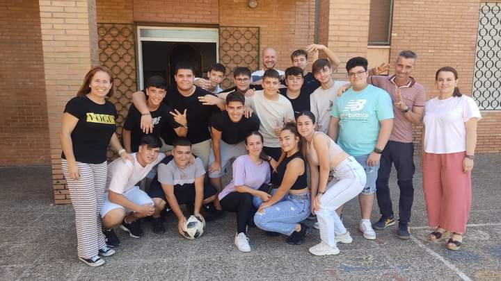 CSC_SMReyes's tweet photo. Qué mejor forma de agradecer el esfuerzo, constancia y dedicación de nuestr@s alumn@s en el #Musical33, que celebrar "un compartir y un caminar" con ell@s 😊. 
¡¡Gracias porque habéis sido los verdaderos protagonistas!!
#ContigoVoy #micolemola 
@fesofiabarat https://t.co/FHcn9JkHQ5