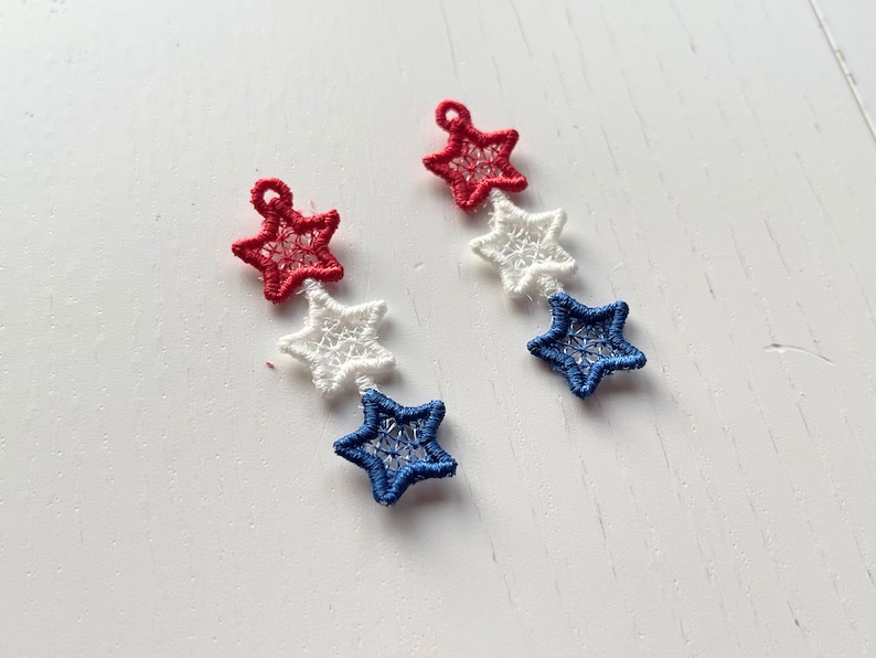 Stars dangle earrings
etsy.com/listing/150109…

#machineembroiderydesign #machineembroidery #embroidery #embroiderydesign #machinebroderie #bordado #Stickdatei #star #earrings #ITHembroidery #InTheHoop #FSLembroidery #FreeStandingLace #charm #girl #patriotic #Independence