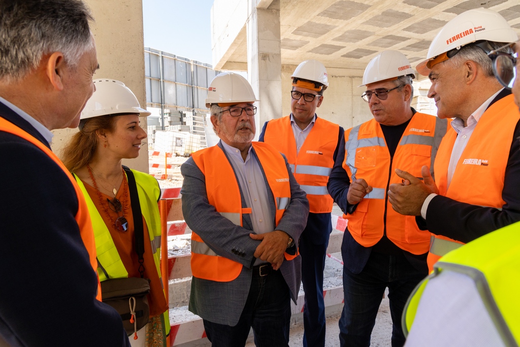 MunicipioOeiras's tweet photo. O Presidente da Câmara Municipal de Oeiras, Isaltino Morais, visitou hoje, 14 de junho, as obras do empreendimento do Alto da Montanha, em Carnaxide. 

Saiba mais em https://t.co/ptETs1qJGW

#municipiodeoeiras #oeiras #oeirasvalley #prr #recuperarportugal #habitação #irhu #obras https://t.co/f2lGXXTZ32