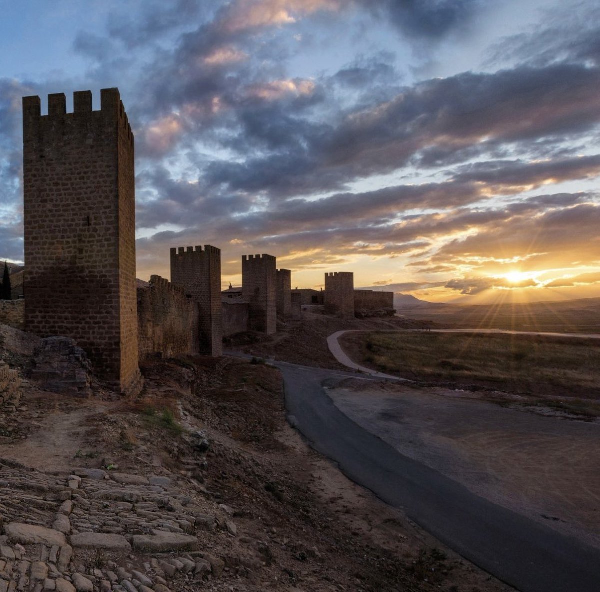 Atardece en el “Cerco de Artajona”, Navarra. No tengo datos de la fotografía. 
Que tengáis un buen descanso.