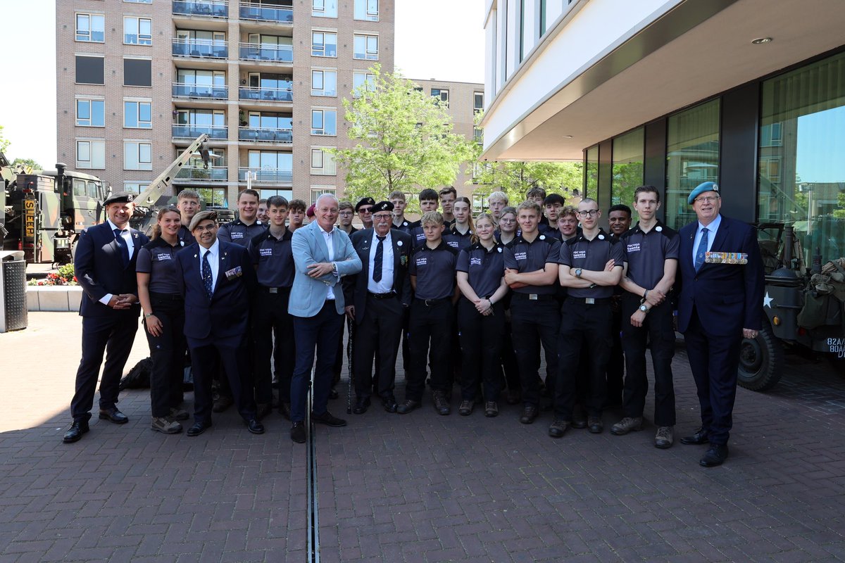 Wat een fantastische middag in en rondom het stadhuis <a href="/Gemeente_Almelo/">Gemeente Almelo</a> tijdens de Almelose Veteranendag. Met geweldige medewerking van studenten van de opleiding Veiligheid en Vakmanschap <a href="/rocvantwente/">ROC van Twente</a> die zich voorbereiden op een baan <a href="/landmacht/">Koninklijke Landmacht</a> <a href="/Defensie/">Ministerie van Defensie</a> youtu.be/oFY5iUYqYn8