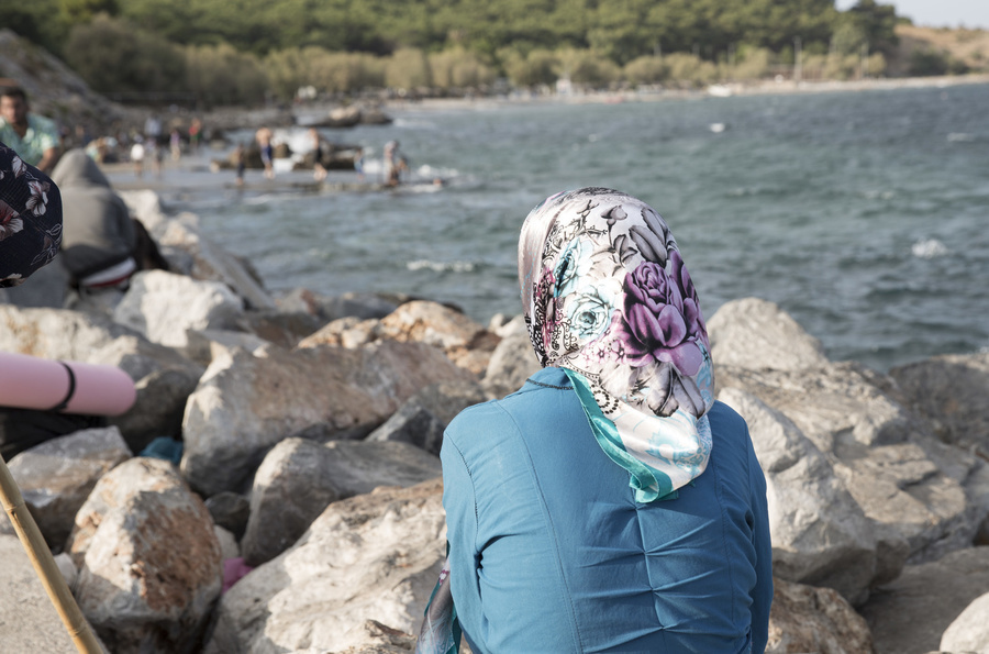 Yunanistan, 79 mültecinin hayatını kaybettiği tekne faciasının ardından 3 günlük ulusal yas ilan etti. Çoluk çocuğuyla denizleri aşmaya çalışan şu kadının sırtında taşıdığı kederi ancak yaşayanlar bilir. #NoMorePushbacks