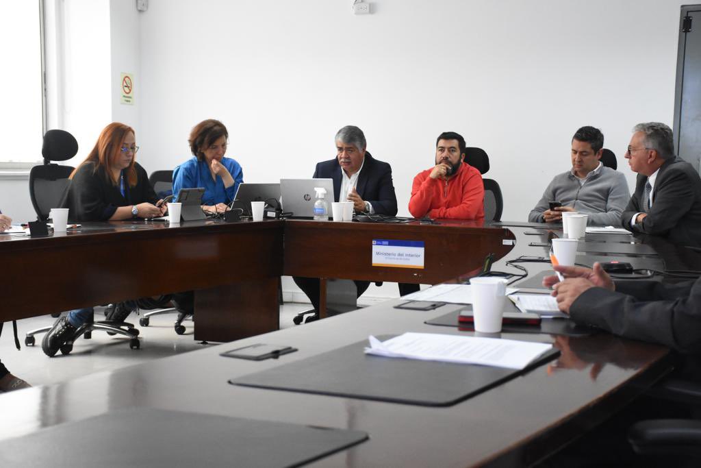 MinInterior's tweet photo. Hoy retomamos la Mesa de Negociación Singular con las organizaciones sindicales @Sindemint1212 y @SIND_SINEMPRAE, liderada por el Sec. General @ruiz_yamel de #MinInterior, con quienes se avanza en el análisis y acuerdos del pliego de peticiones presentado para la actual vigencia. https://t.co/cfBg8Tncdz