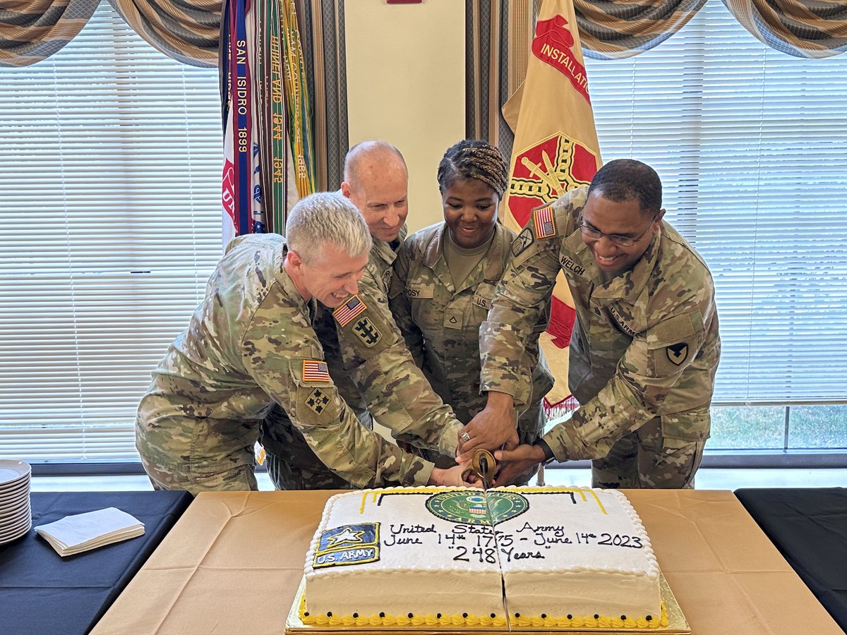 USAGFortMeade's tweet photo. SSG Evans E. Protor Jr., 125th Cyber Protection Battalion, and PFC Jennifer Posy, APAC Student Company, assisted Fort Meade Garrison Commander COL Michael Sapp and CSM Andre Welch in cutting the cake in celebration of the @USArmy's 248th Birthday. 
#ArmyBDAY #BeAllYouCanBe https://t.co/6jyx1wLulu