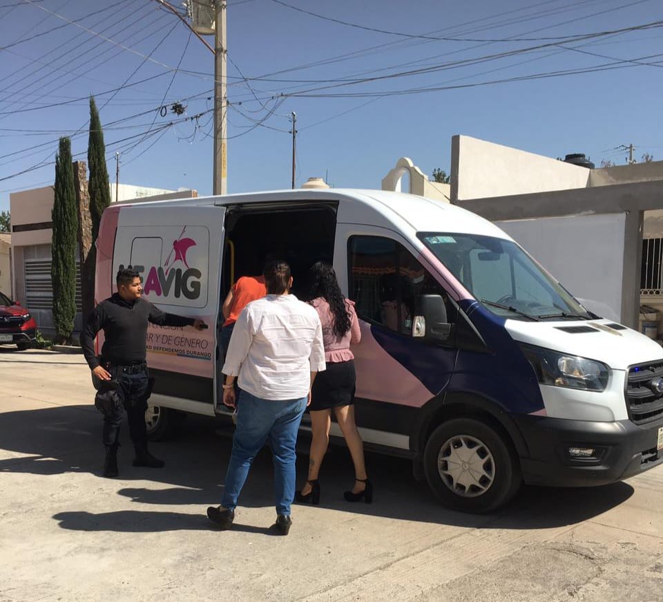 sspdgo's tweet photo. Unidadades Especializadas en Atención de Víctimas de Violencia Intrafamiliar y de Género #UEAVIG ,trabajan las 24 hrs. los 365 días del año; si requieres ayuda marca a emergencias 911 o al #089 denuncia anónima, donde un grupo de especialistas del #ProgramaEsmeralda te atenderá. https://t.co/ngQ1EsUUBL