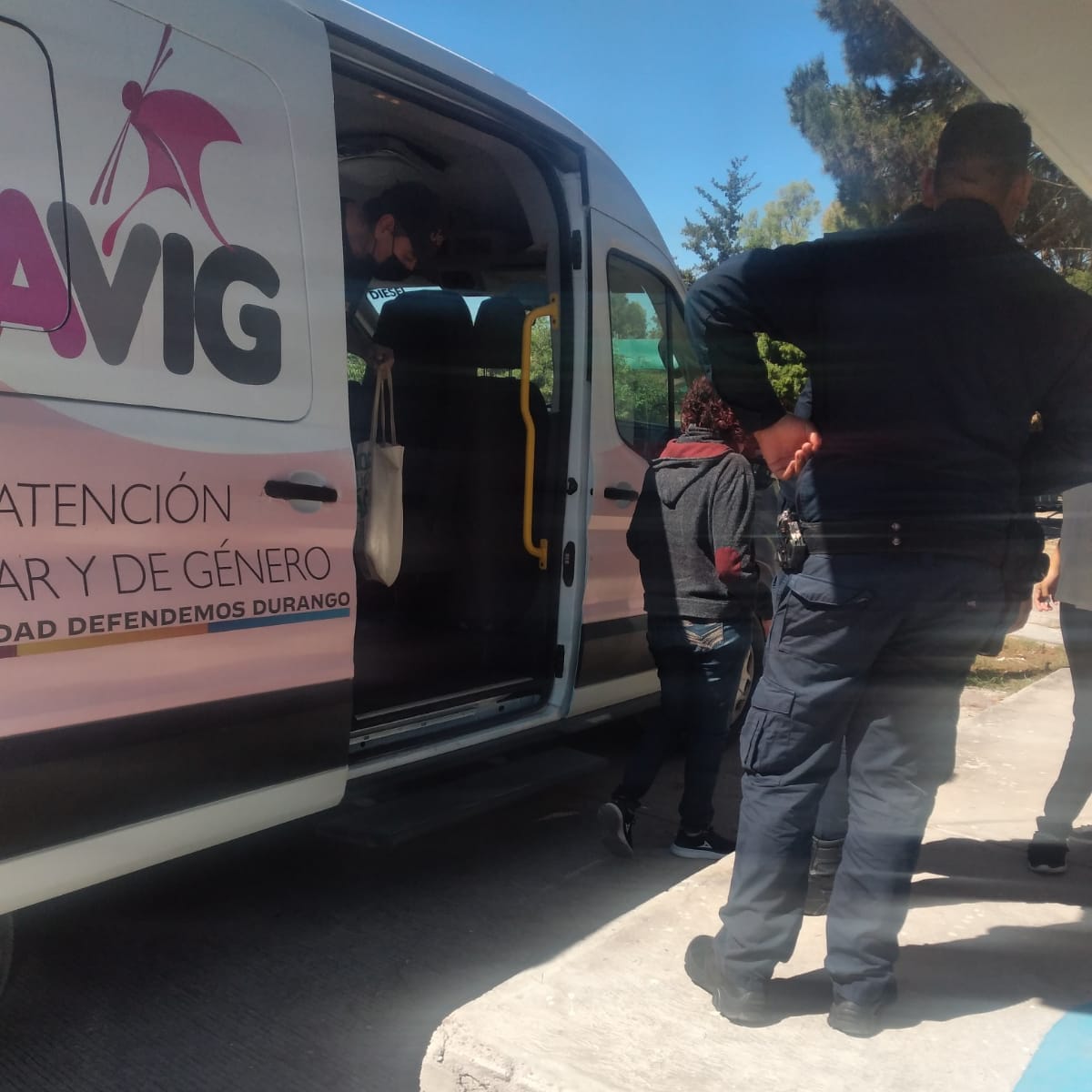 sspdgo's tweet photo. Unidadades Especializadas en Atención de Víctimas de Violencia Intrafamiliar y de Género #UEAVIG ,trabajan las 24 hrs. los 365 días del año; si requieres ayuda marca a emergencias 911 o al #089 denuncia anónima, donde un grupo de especialistas del #ProgramaEsmeralda te atenderá. https://t.co/ngQ1EsUUBL