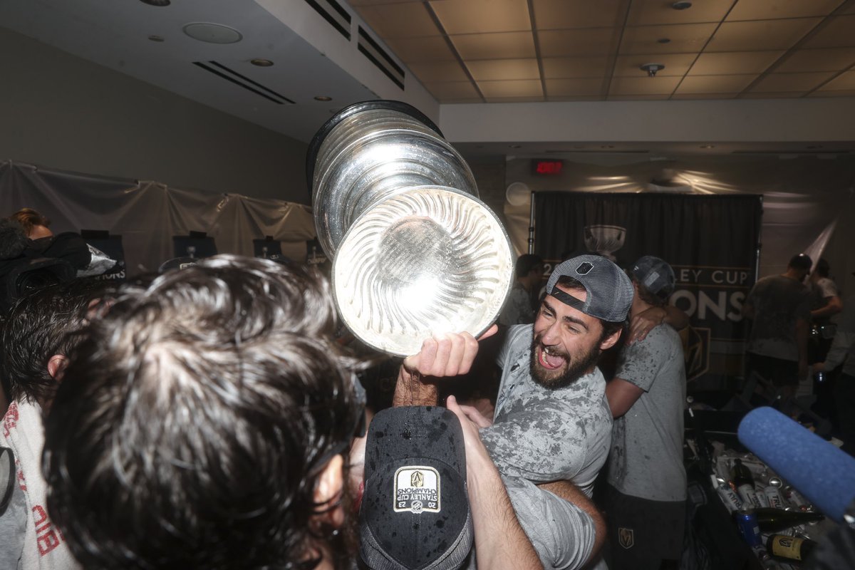HSKnights's tweet photo. CHAMPAGNE FOR EVERYONE!!!!!! 🍾🏆 https://t.co/10yle0rcla