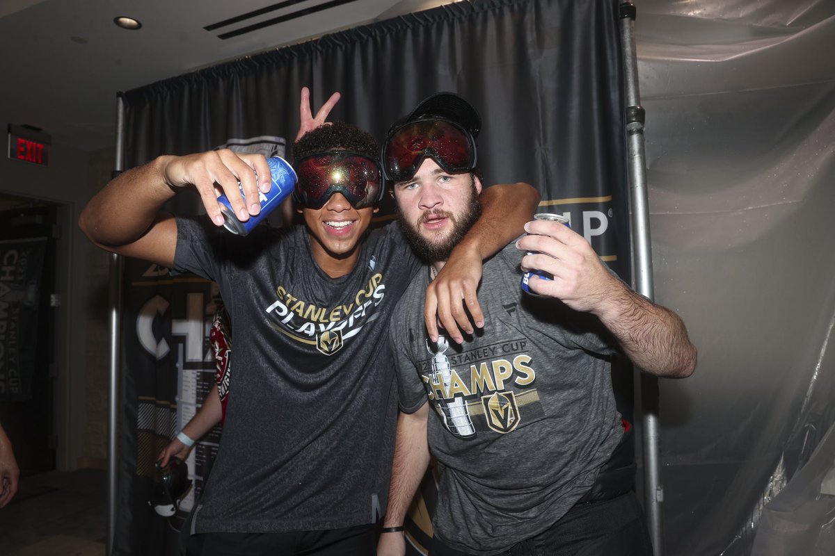 HSKnights's tweet photo. CHAMPAGNE FOR EVERYONE!!!!!! 🍾🏆 https://t.co/10yle0rcla