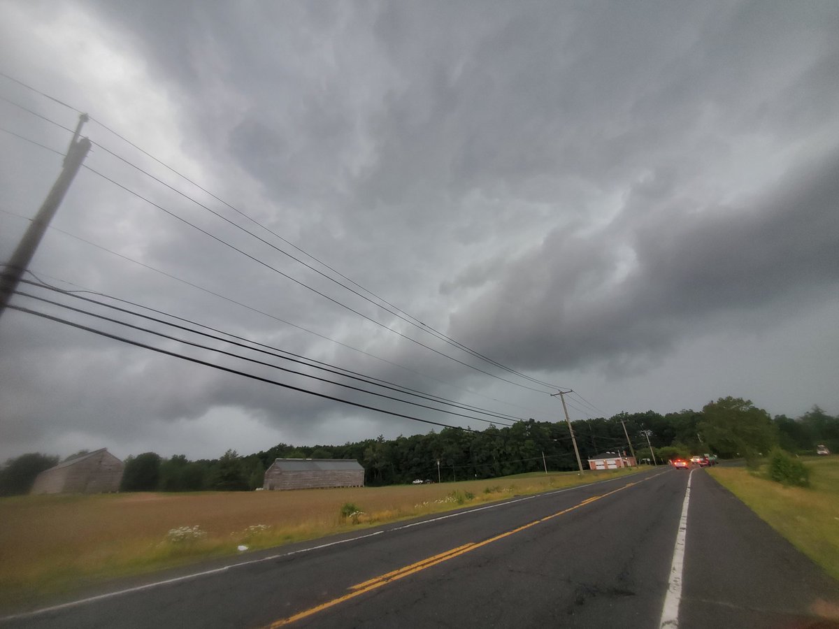 Just minutes ago in west suffield, ct / southwick, ma border. 3:40pm #ctwx #mawx