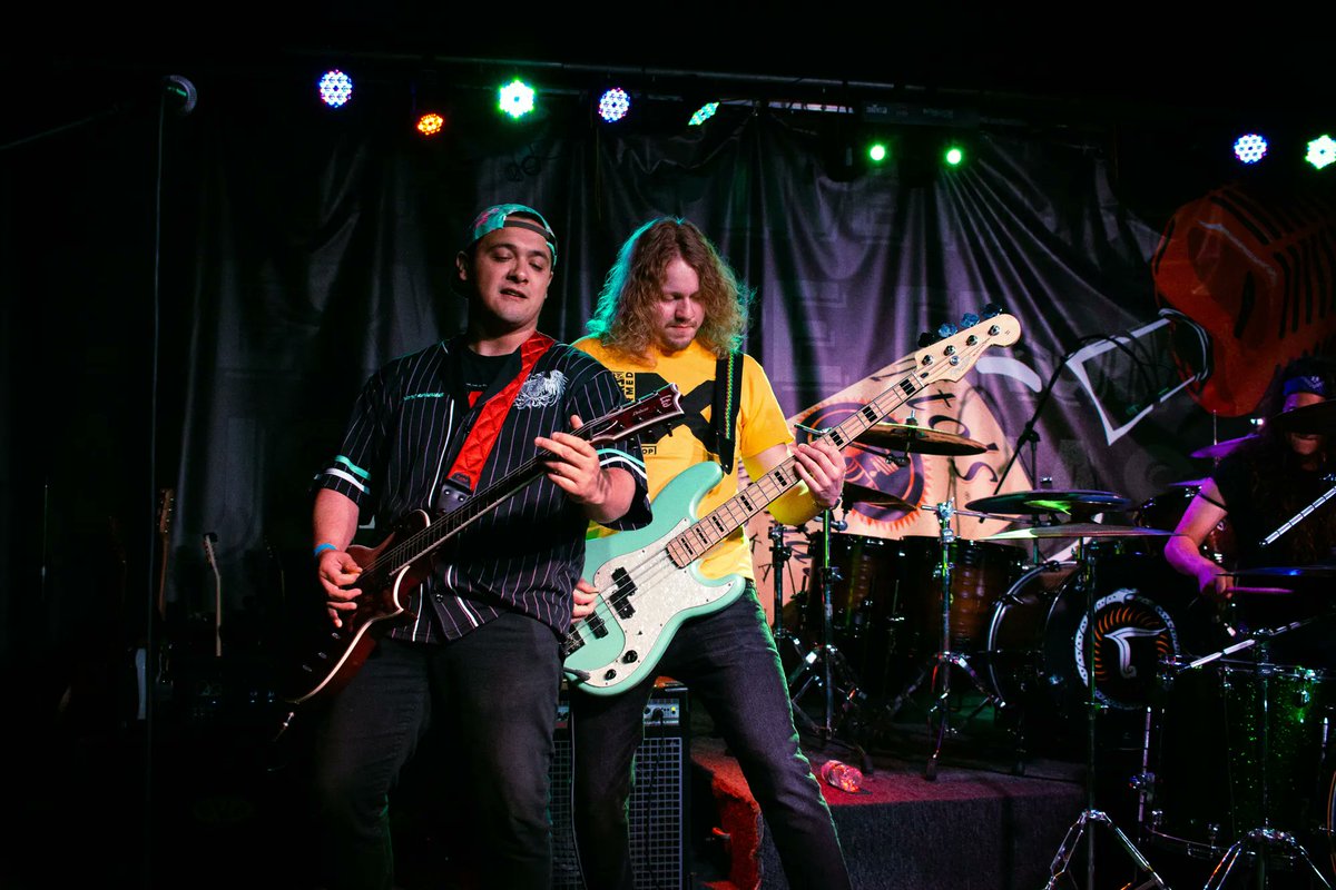 Color_Me_Amused's tweet photo. had a blast last weekend at Q Bar in Darien with @RadarChicago &amp; @TantricOfficial 

can’t wait to pack up tomorrow and head down to Oswego for Prairie Fest!
We’re on at 9pm!

free show!
all ages!

📸: @shukaloo https://t.co/QSsEXRRbH9