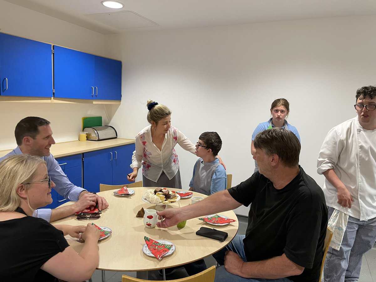 MrsMc22930859's tweet photo. Well done to all our amazing young people. Thanks also to the amazing Margaret Dick our Home Economics teacher and her fab team for hosting us today. #employability #WorkConnect #ClydeCourt @OLOLPrimaryWDC @StJosephsWDC @LLSEALIFE @wdclibraries @WDCEducation @GJCHotel @WDCouncil https://t.co/TFX3kN4wJs