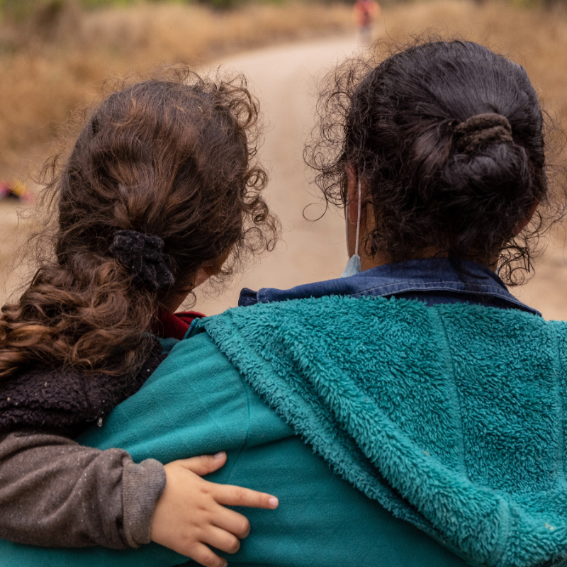 BancoMundialLAC's tweet photo. 2 de cada 10 mujeres y niñas migrantes reportaron haber sobrevivido violencia de género (sexual, física y psicológica) mientras cruzaban la selva del Darién. 

En este blog post se exponen algunas vivencias de las mujeres que se embarcan en este trayecto: