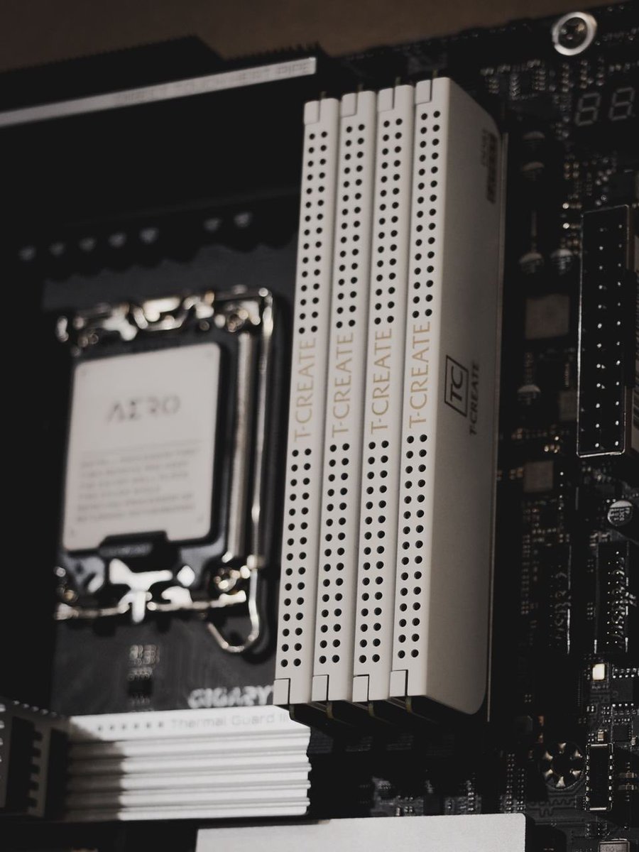 teamgroupinc's tweet image. You definitely need this memory inside your white PC

T-CREATE Expert DDR5 White is another good looking and high-performance memory for you🤤 

#TCREATE #whitebuilds #TEAMGROUP